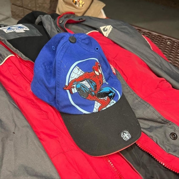 Spider-Man Marvel hat - Picture 2 of 4